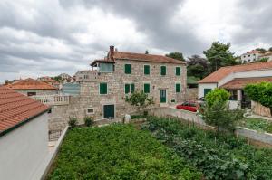 Apartments Jurica - 3hvězdičkové hotely ve městě Postira