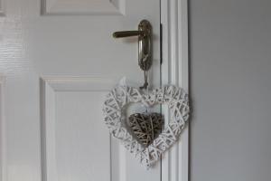 5 mins walk to Carrick - Sleeps 12 - Off road parking - Modern house