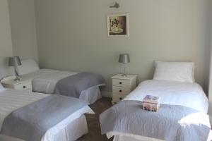 5 mins walk to Carrick - Sleeps 12 - Off road parking - Modern house