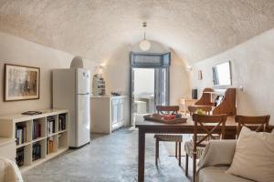 Andreas Cultural Cave House in Imerovigli, Santorini