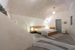 Andreas Cultural Cave House in Imerovigli, Santorini