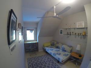 Deaf Twins Bed Martínez