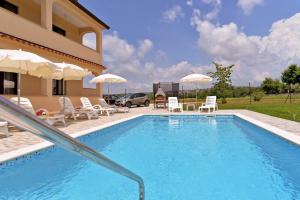 Apartment Dvori with pool 