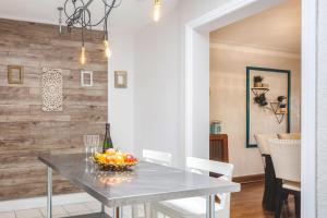 MTLVacationrentals-The MTLVR Kisses