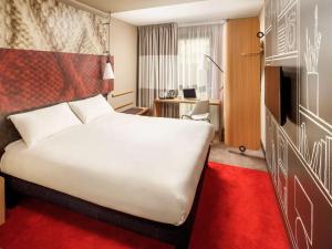 Double SweetRoom room in ibis London Docklands Canary Wharf