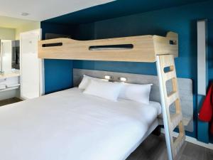 Hotels Ibis Budget Le Havre Les Docks : Chambre Triple avec Lit Queen-Size et Lits Superposés