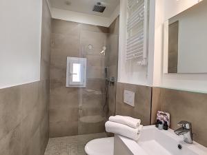 Nestor&Jeeves - HOUSE OF CARDS - Central - Very close sea