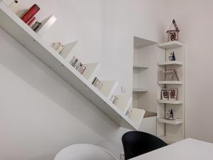 Nestor&Jeeves - HOUSE OF CARDS - Central - Very close sea