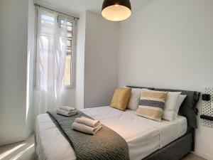 Nestor&Jeeves - HOUSE OF CARDS - Central - Very close sea