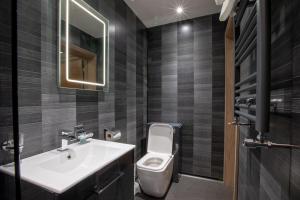 Studio Apartment - twin beds room in Grainger Apartments