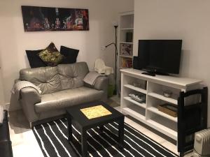 BEAUTIFUL HOME, 3 BEDROOM HOUSE near Alton Towers, Wedgwood museum, Universities