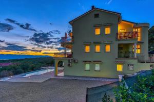 Luxury apartments Kostrena with pool 