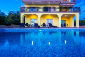 Luxury apartments Kostrena with pool 