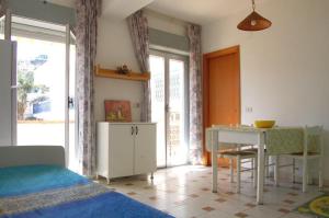 Apartment mit seitlichem Meerblick und Balkon