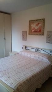 Habitación con cama extragrande.