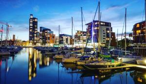 Spacious City Center Apartment By Smart Apartments Short Lets & Serviced Accommodation Apartment Southampton With Free WiFi