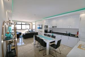 MARBELLA HOME RENTALS - Beachfront Luxury Apartment, 5BR Playas del Duque