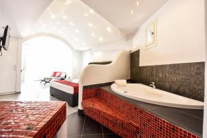 Queen Double Suite with Hot Tub