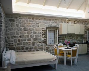 Sunny Port Apartment & Rooms
