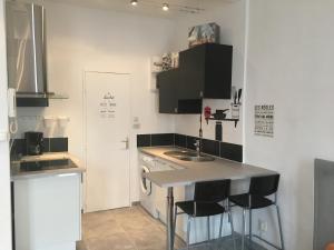 Appartements Le Suffren studio meuble au 1 er sans ascenseur , proche plage : photos des chambres