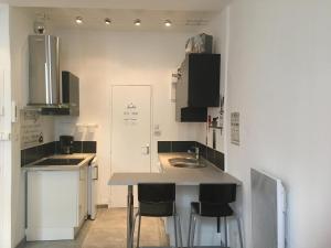 Appartements Le Suffren studio meuble au 1 er sans ascenseur , proche plage : photos des chambres