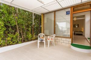 Studio Leon-Sara with shaded patio and garden view