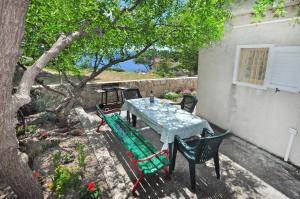 Apartments with parking space Omis - 15767