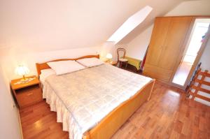 Apartments with parking space Omis - 15767