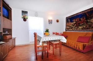 Apartments with parking space Omis - 15767