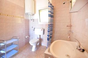 Apartments with parking space Omis - 15767