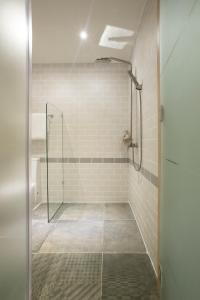 Shower, Fusion Suites Saigon in Ho Chi Minh City