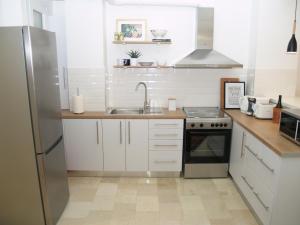 A Refreshed & Rich in Details Apartment in Piraeus (Passalimani - Marina Zeas)