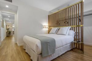 ELEVEN Real de la Carretería, by Homing U