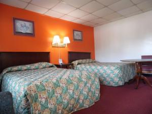 Double Room with Two Double Beds - Smoking room in Tazewell Motel