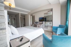 Deluxe Triple Room room in Dedeminn Marina Hotel