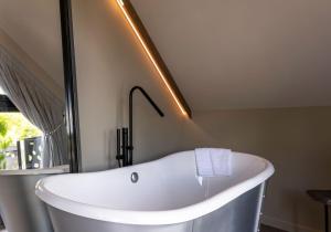 B&B / Chambres d'hotes Domaine Tarbouriech, Demeure & Spa : Chambre Double avec Balcon et Accès au Spa