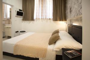 Apartment & Room Split Lea