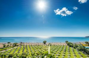 Apollo Beach hotel, 
Rhodes, Greece.
The photo picture quality can be
variable. We apologize if the
quality is of an unacceptable
level.