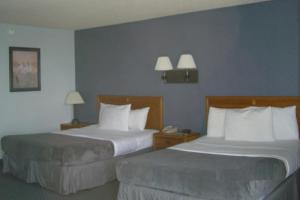 Queen Room with Two Queen Beds room in Quail's Nest Inn & Suites