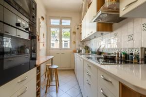 Apartment room in Veeve - Avenue to the Eiffel Tower