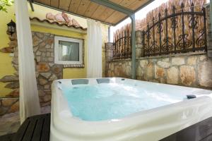 Green house, WI-FI, FREE PARKING, GARDEN, HOT TUBE