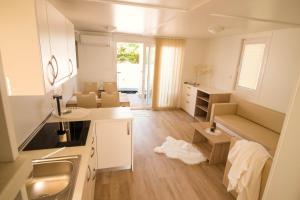 Marina Luxury Houseboat Lace