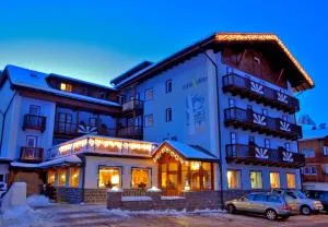 奥罗拉酒店 - 阿尔巴迪卡纳泽伊