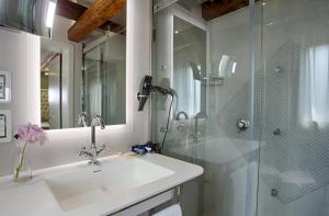 Deluxe Double or Twin Room with Canal View room in Hotel Santa Chiara
