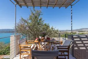 Red Art Maisonette - Livádhion