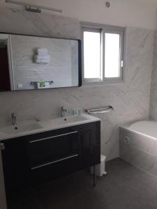 Hotels Le Galion Hotel et Restaurant Canet Plage - Logis : photos des chambres