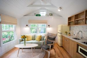 Ebb Tide Cottage with Cove View room in The Cottages at Cabot Cove