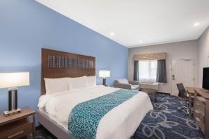 King Room with Bath Tub - Mobility/Hearing Accessible - Non-Smoking room in Baymont by Wyndham Houston Hobby Airport