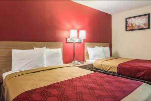 Deluxe Double Room with Two Double Beds - Non-Smoking room in Econo Lodge Fort Payne