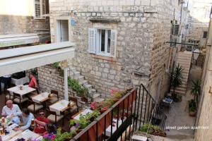 Street Garden Apartment